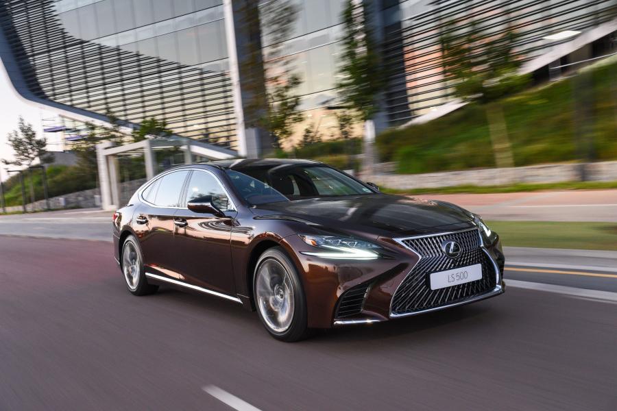  Lexus LS500 2018 года  (ZA) (фото 4 из 46)